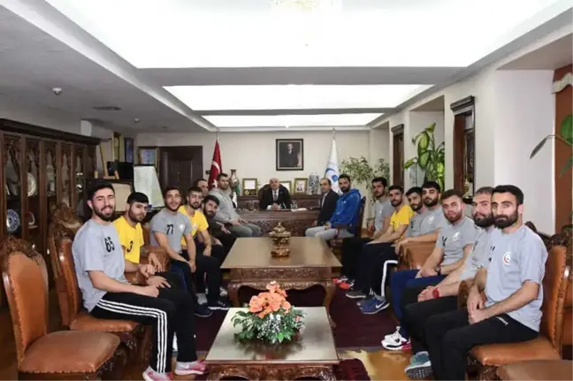 Hentbol Takımı Rektör Gönüllü ile Bir Araya Geldi