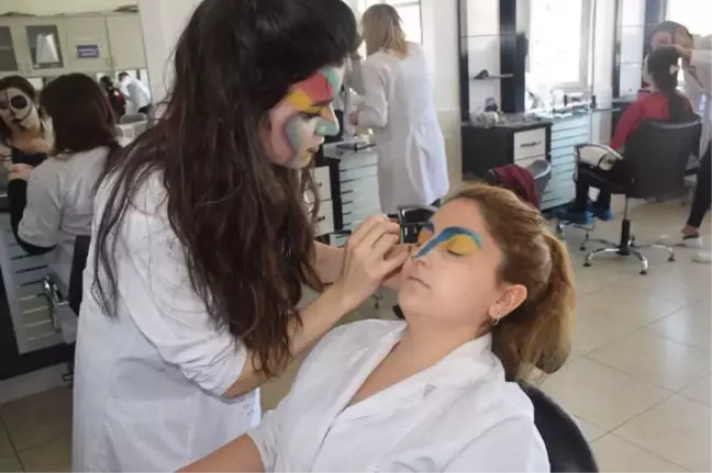 Sahne Makyajını Eğlenerek Öğrendiler