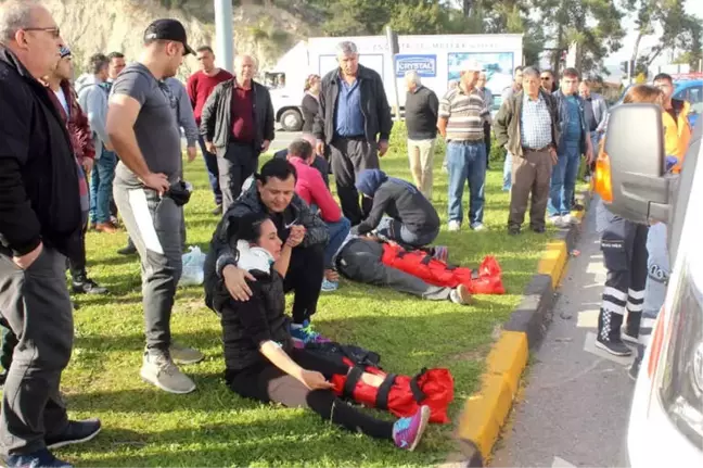 Antalya'da Kontrolden Çıkan Otomobil Minibüse Çarptı: 8 Yaralı