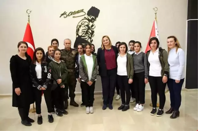 Vali Toprak'ın Eşi, Öğrencilerin Hayalini Gerçekleştirdi
