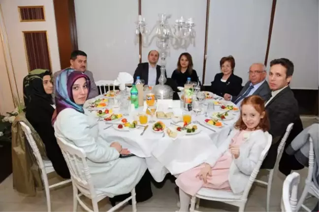Tıp Bayramı Sebebiyle Kütahya'da Görev Yapan Doktorlar Onuruna Yemek