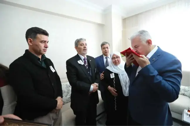 Başbakan Yıldırım, İzmir'de Bıçaklı Saldırıda Şehit Olan Polisin Ailesine Ziyaret