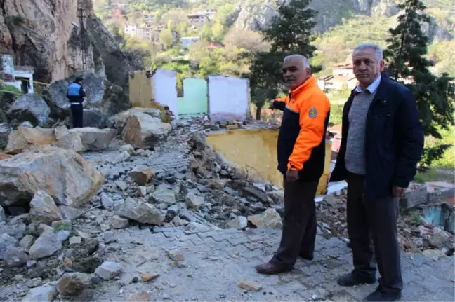 Afad Müdürü Mahalleliyi Dev Kaya Parçalarından Kurtardı