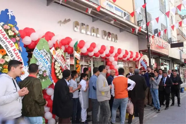 Meşhur Tatlıcının Açılışında Ücretsiz Tatlı Dağıtıldı