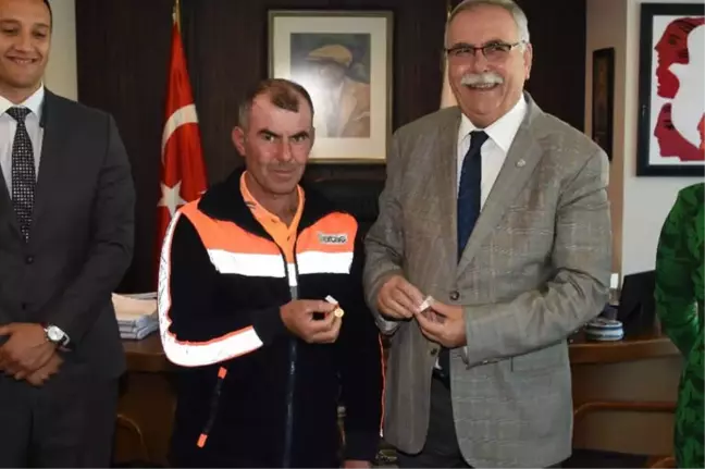 Türk Bayrağını Çöpten Alan İşçi Ödüllendirildi