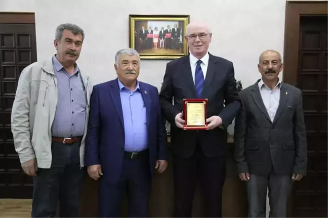 Kargın Mahallesi'nden Kazım Kurt'a Teşekkür Plaketi