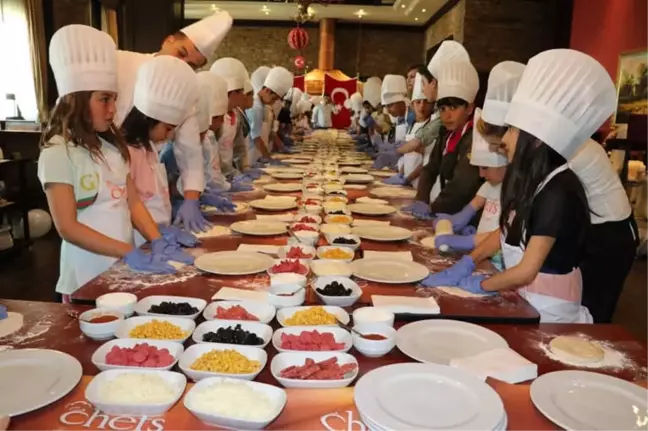23 Nisan'da Pizza Yapıp Gönüllerince Eğlendiler