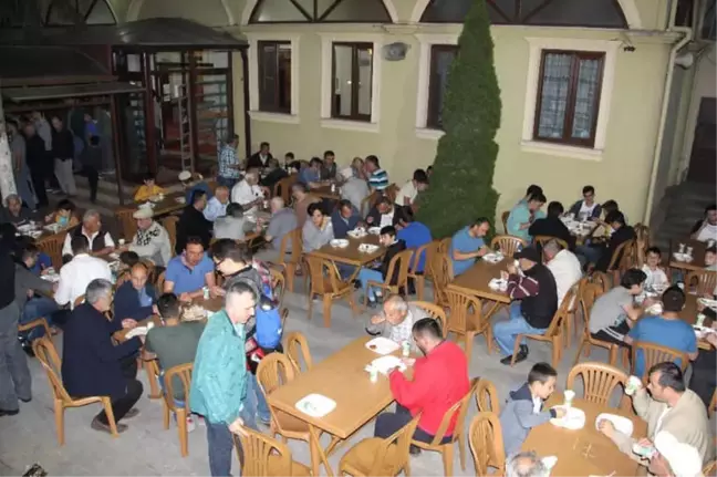 Düzce'de Asırlık Kandil Geleneği Sürüyor