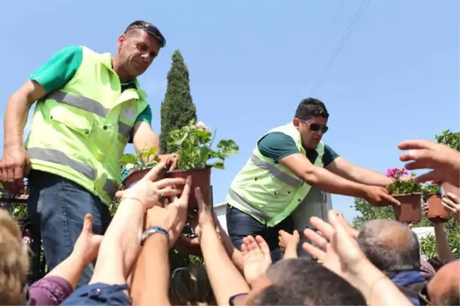 Kuşadası'nda Ücretsiz Çiçek Dağıtımında İzdiham