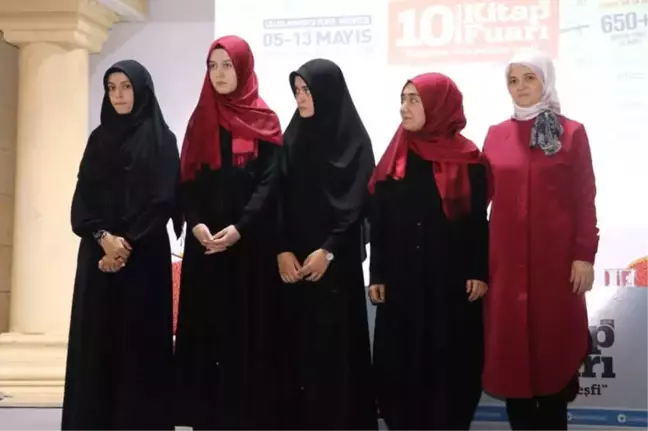 Şampiyon Kızlar Kitap Fuarını Ziyaret Etti