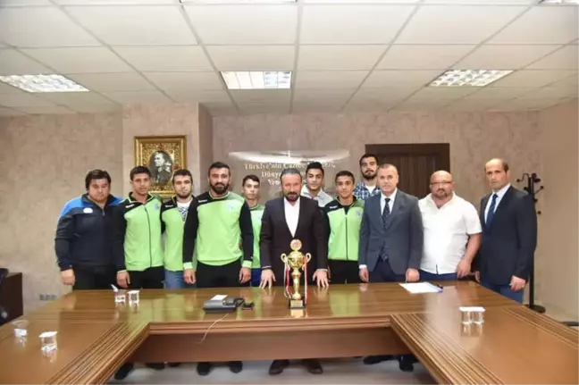 Şampiyon Güreşçiler Başkan Doğan'ı Ziyaret Etti