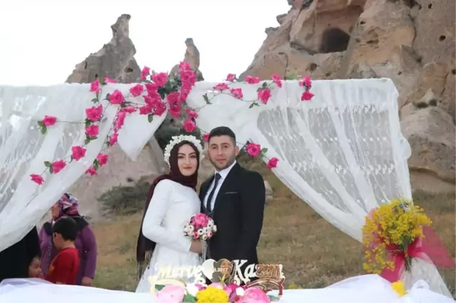 Genç Çiftler Nikah Kıydırmak İçin Arzu ve Kamber Kayalığını Seçiyor