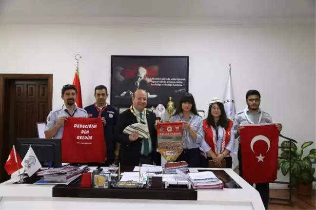 İzcilerden Başkan Özakcan'a Anlamlı Hediye