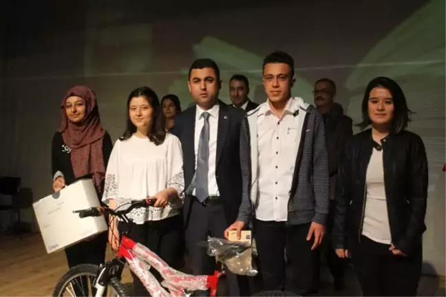 13 ve Üzeri Kitap Okuyan 25 Lise Öğrencisine Ödül