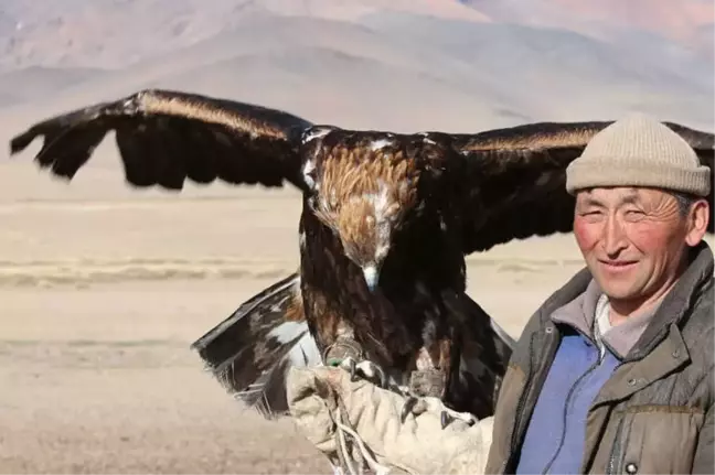 Moğolistan'da Kazak Türkü Ata Geleneği Kartal Avcılığını Sürdürüyor