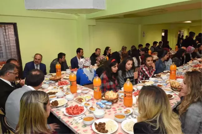 Çatak'ta Lise Öğrencilerine İftar Yemeği