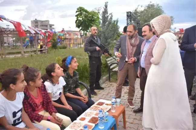 Polis Başmüfettişi, Sanatıyla İnceliğiyle Gençlerin Kalbini Keşfediyor
