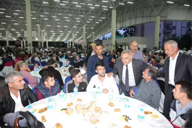 Adapazarı Belediyesi'nin Halk İftarı Ozanlar'da Devam Etti