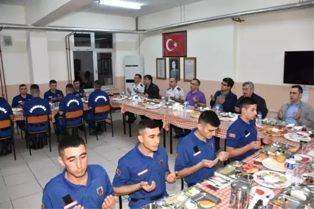 Vali Çeber, Sahurda Mehmetçikle Bir Araya Geldi