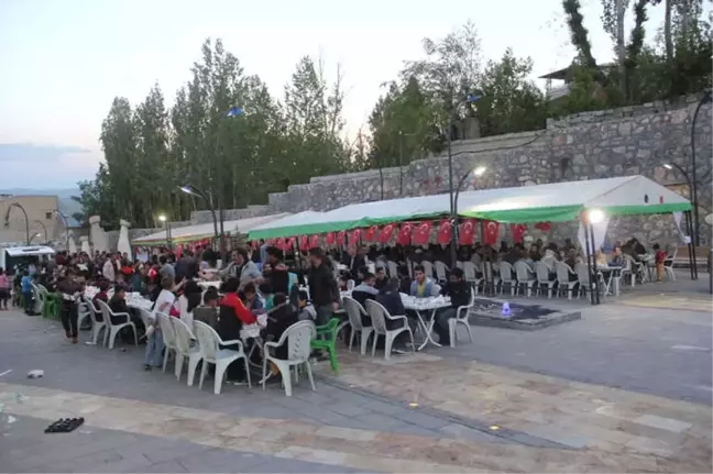 Başkale'de Vatandaşlar Hep Birlikte İftarda Buluştu