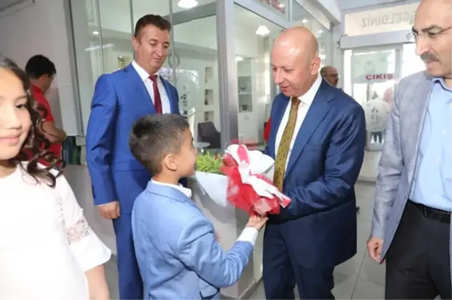 Başkan Çolakbayrakdar Öğrencilerin Karne Heyecanını Paylaştı