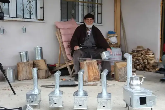 86 Yaşında Hediyelik Eşya Yapıp Satıyor