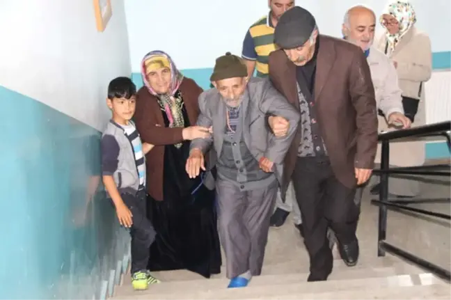 109 Yaşındaki Ahmet Dede Oyunu Kullandı