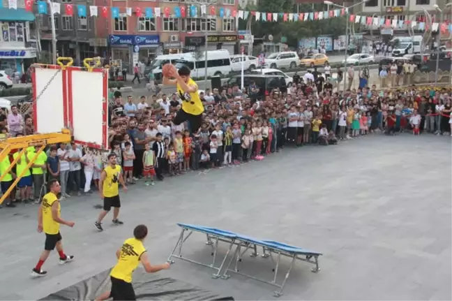 Karizma Show' Ekibi Hakkari'de Gösteri Yaptı