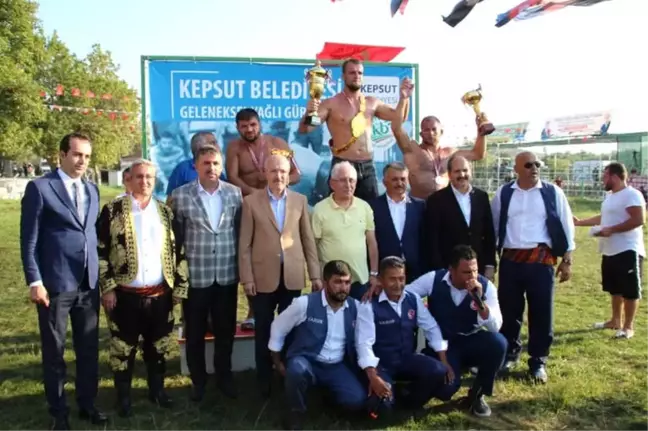Kepsut'ta Yağlı Güreşler Nefes Kesti