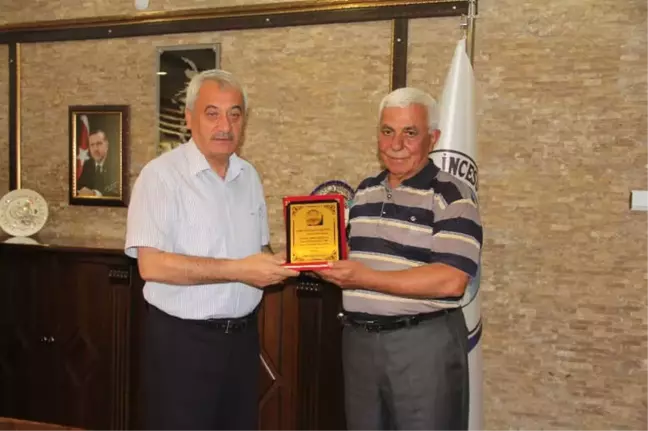 Karamustafa Paşa Muhtarından Başkan Karayol'a Plaket