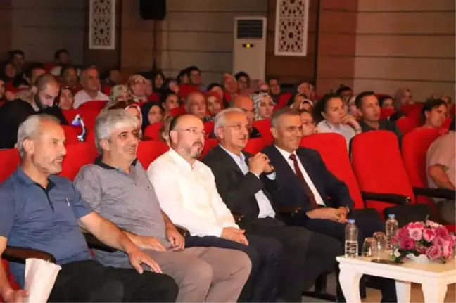 Erzincan Belediyesi Şehir Tiyatrosu Evcilik Oyununu Sahnelendi