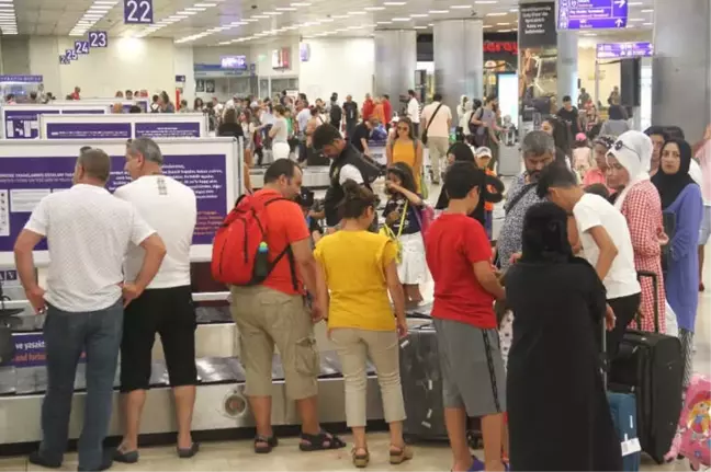 Atatürk Havalimanı'nda Son Gün Yoğunluğu
