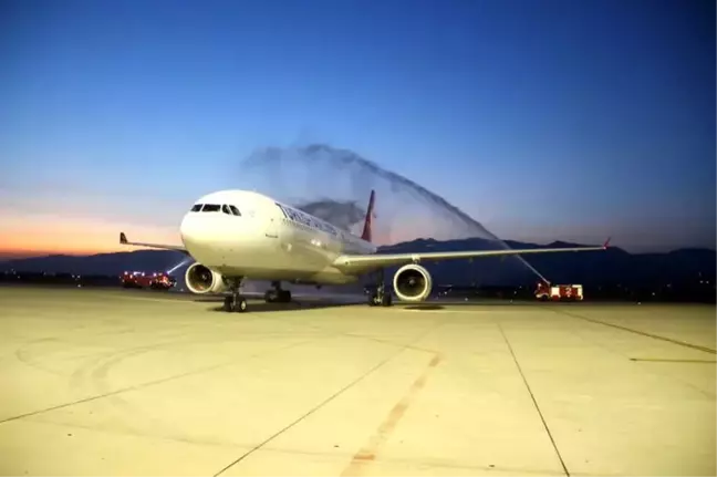 Koca Seyit Havalimanı En Büyük Misafirini Ağırladı Airbus A330 Su Köprüsü ile Karşılandı