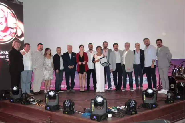 Türk Filmleri Haftasına Ünlüler Akın Etti... Gala'da Ünlüler Ödüllerine Kavuştu