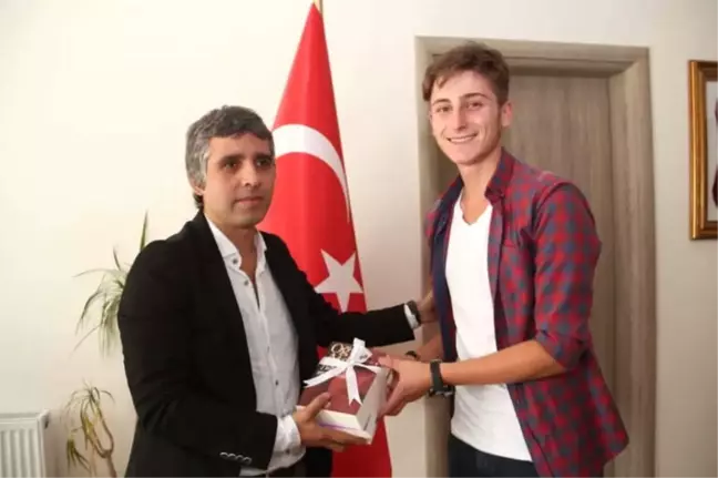 Kaymakam Turan'dan Öğrencilere Kitap Hediyesi