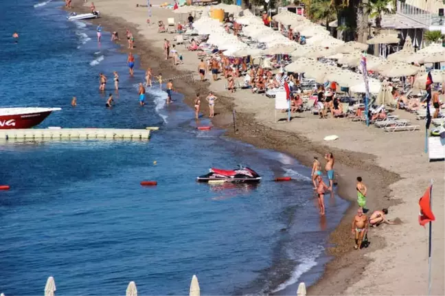 Denizde Can Pazarı Yaşanırken Turistlerin Deniz Keyfi