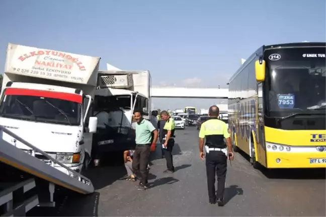 Antalya'da Kamyonetler Çarpıştı: 1 Yaralı