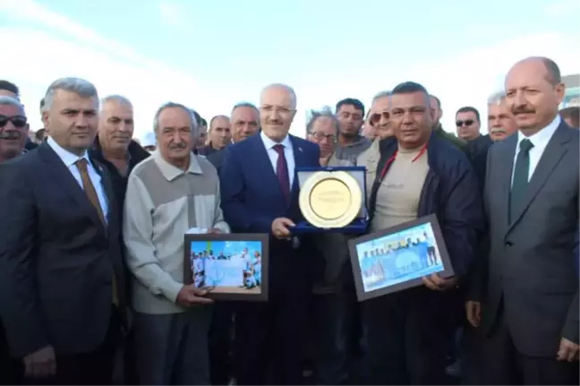 Ayvalık'ta Engürü Sitesi'nden Başkan Kafaoğlu'na Teşekkür Plaketi