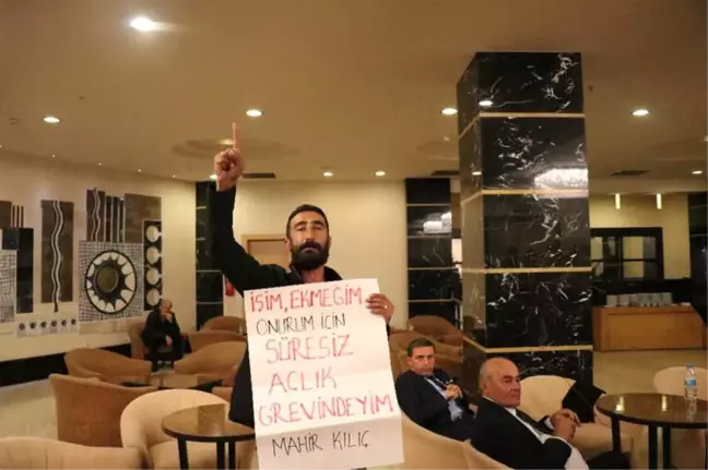 İzmir Büyükşehir Belediyesi'nde İşten Atılan İşçi CHP'lilerin Toplantı Yaptığı Otelde Eylem Yaptı