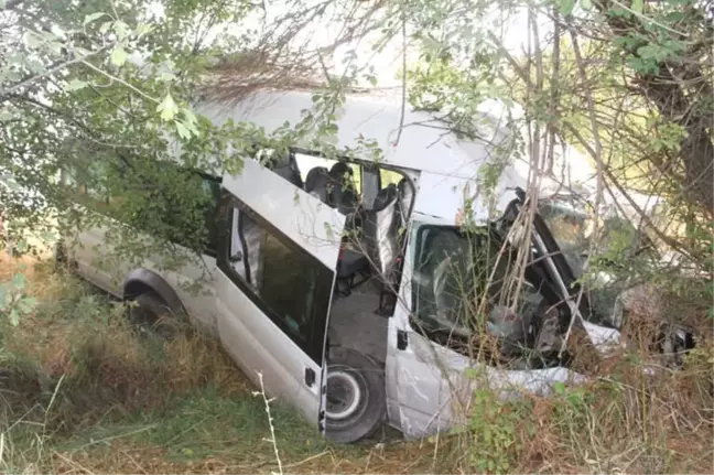 Elazığ'da Mültecilerin Bulunduğu Minibüs Kaza Yaptı: 30 Yaralı