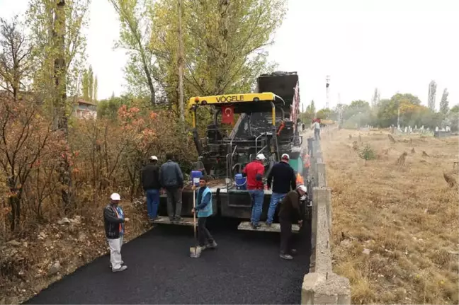 Başkan Çelik, Sarıoğlan'dan Sonra Akkışla'da Asfalt Çalışmalarına Katıldı ve Akkışlalılarla Bir...