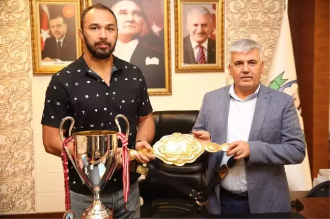 Başpehlivan Gürbüz Altın Kemeri Çalık'a Hediye Etti