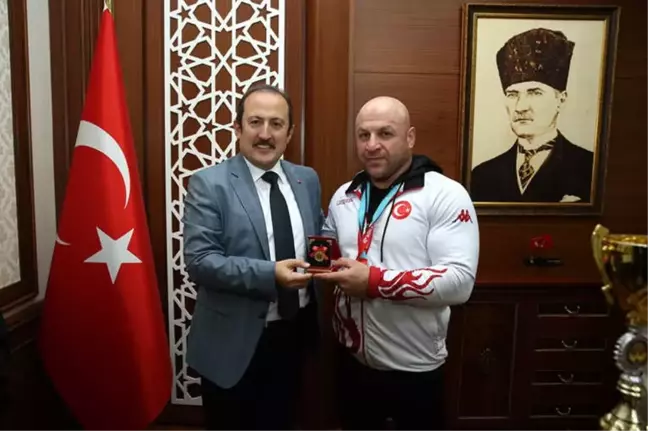 Bilek Güreşi Dünya Şampiyonu Başaran, Vali Pehlivan'ı Ziyaret Etti