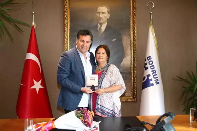 Yeni Yazdığı Şiir Kitabını Başkan Kocadon'a Hediye Etti