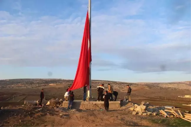 Yavuzeli Kalesine Dev Türk Bayrağı Dikildi