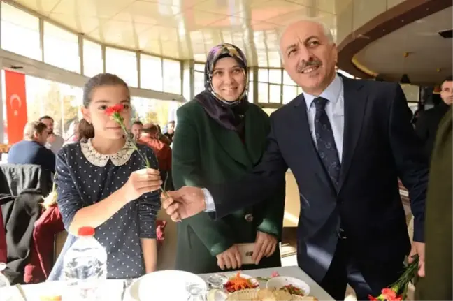 Başkan Gül'den Öğretmenlere Yemek