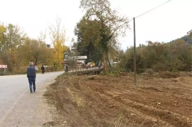 Naras Köprü Girişinde Bitkiler Temizlendi