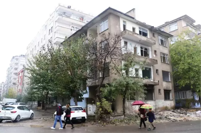 Sahiplerinin Anlaşamadığı Metruk Bina Mahallelinin Korkulu Rüyası Oldu
