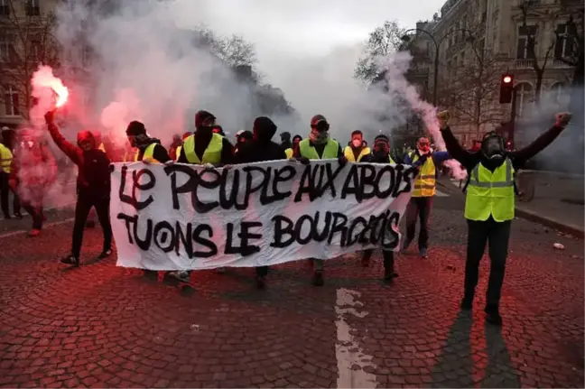 Paris'de Binlerce Polis Konuşlandırıldı, Şehir Duman Altında Kaldı