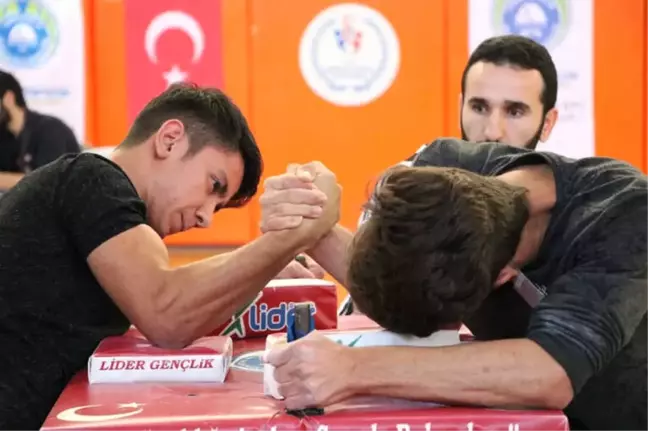 Kahramanmaraş'ta Bilek Güreşi Turnuvası